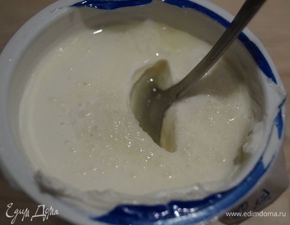 В банку со сметаной добавьте лимонный сок, щепотку соли, все перемешайте.