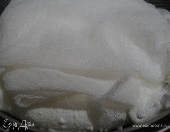 Выложите сметану на сито, застеленное марлей, сложенной в четыре слоя, накройте сыр, поставьте на него груз. Оставьте при комнатной температуре.