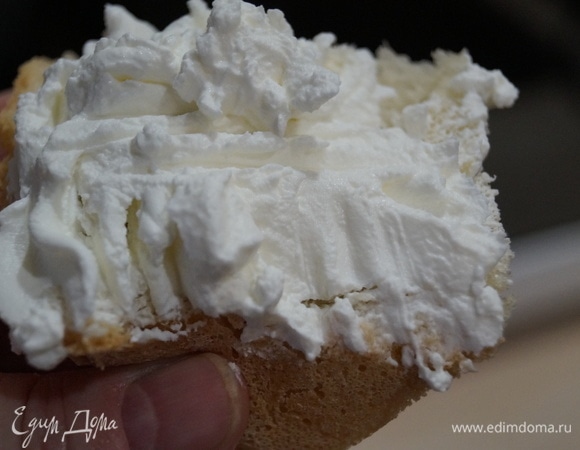 С каждым днем сыр становится гуще, но остается таким же нежным и вкусным. С мягким домашним хлебом к сладкому чаю это сказка!