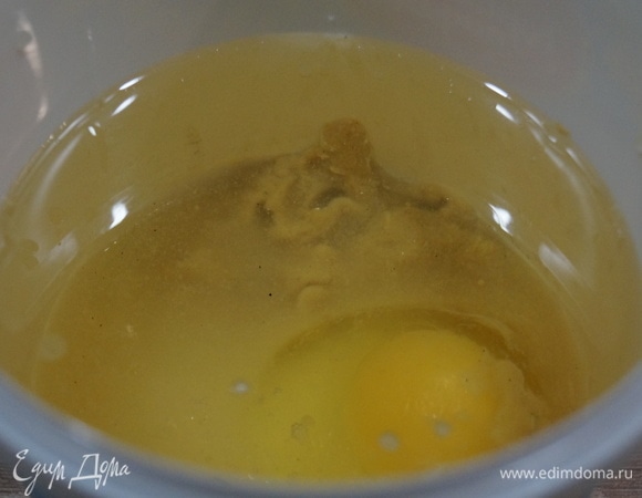 Влейте масло. От количества рассола зависит густота майонеза, от горчицы и уксуса зависит острота. С каждым разом вы будете делать свой майонез, который станет вашим любимым.