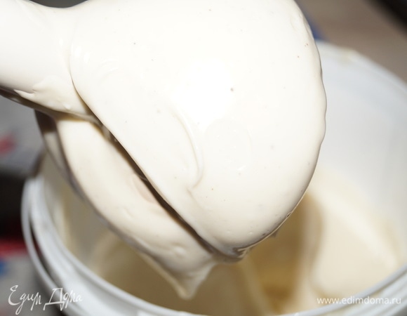 Погружным блендером накройте яичный желток, включите блендер и медленно поднимайте его вверх. Взбивайте до тех пор, пока все масло не превратится в белую стойкую массу. Вкусных вам салатиков!