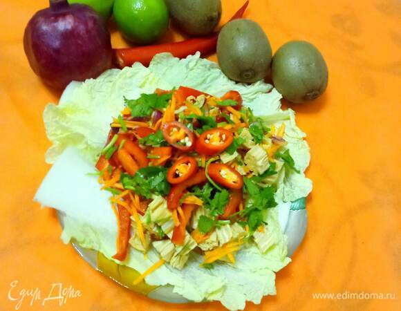 На блюдо выкладываем промытые и обсушенные листья пекинской капусты. Сверху — салат, на него — нарезанный колечками острый перец и нашинкованную кинзу. Посыпаем семенами кунжута (я, конечно, забыла). Салат готов. Приятного аппетита!