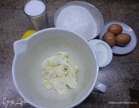 Все приготовили и включили духовку на 180°C. Подготовили любимую форму для выпечки. Сначала взбиваем мягкое сливочное масло с сахаром до пышной пены. Примерно 7–10 минут. Не пропускайте этот этап!