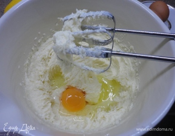Продолжая взбивать, добавляем по 1 яйцу, тщательно взбивая после каждого.