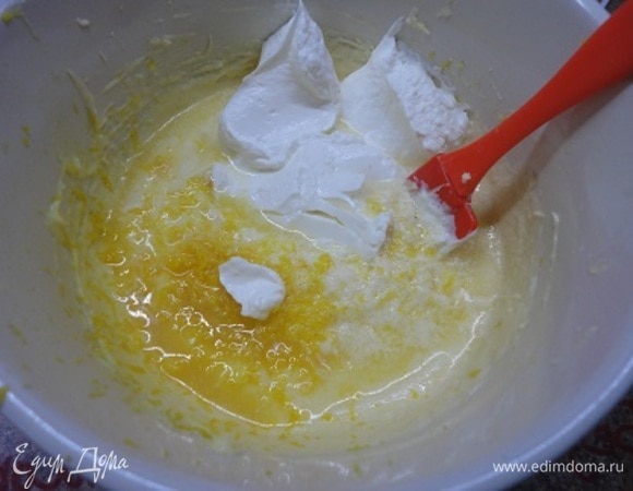 В эту смесь добавляем сметану, цедру одного лимона и сок половины лимона. Перемешиваем.