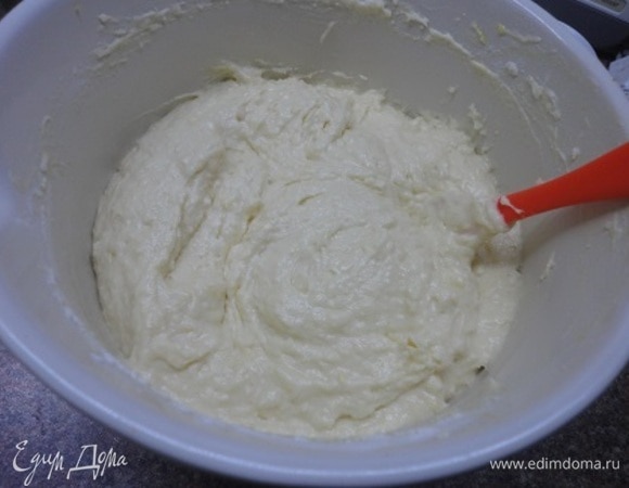 Смешиваем сухие ингредиенты и подсеиваем к жидким. Аккуратно, но хорошо, перемешиваем и выливаем в подготовленную форму. Выпекаем 45–60 минут. Моя духовка справилась за 50 минут.