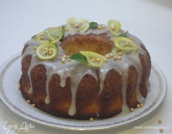 Остужаем и поливаем глазурью. Для этого в сахарную пудру понемногу добавляем сок из оставшейся половинки лимона, перемешивая до нужной консистенции и поливаем кекс. Украшаем по желанию.