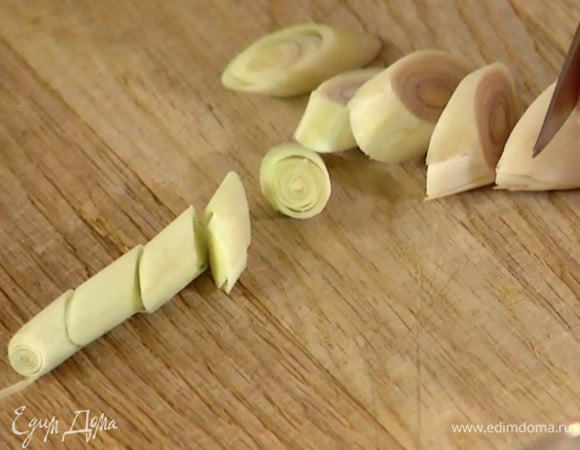 Лемонграсс нарезать кусочками.