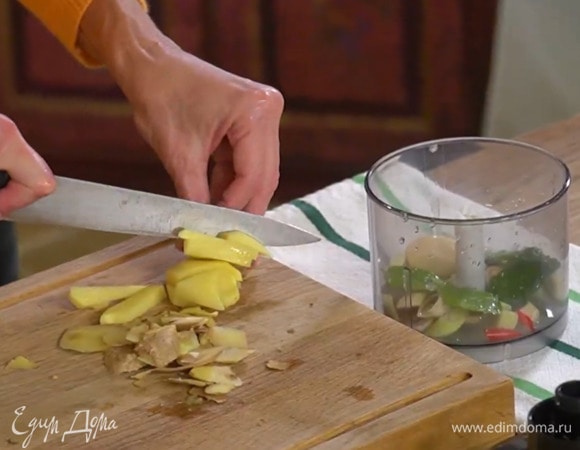 Имбирь почистить и нарезать кусочками.