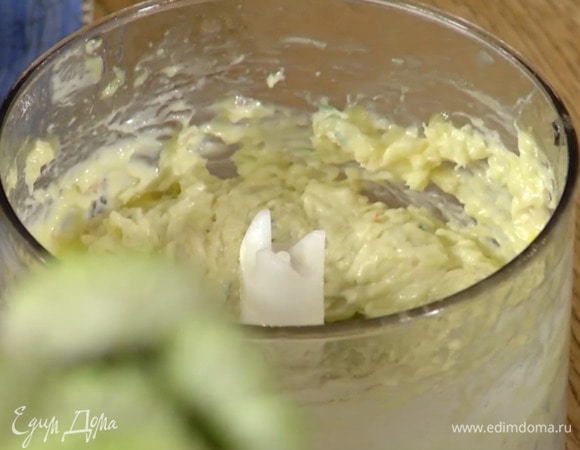 Лемонграсс, чеснок, каффир-лаймы и перец чили выложить в чашу блендера, добавить предварительно размягченное сливочное масло, крупную морскую соль, влить сок лайма, оливковое масло и все взбить.