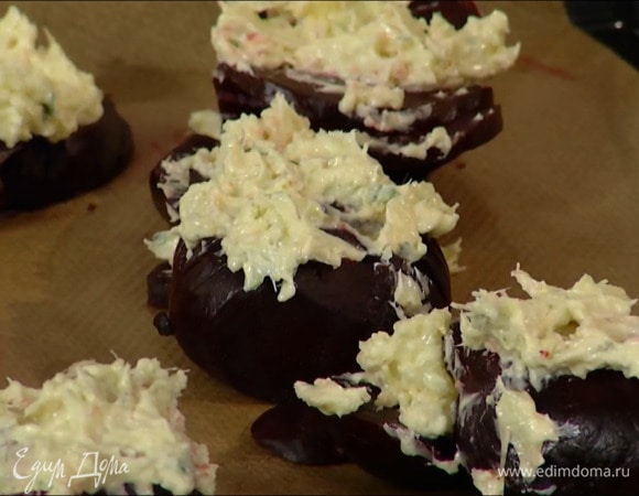 Готовую свеклу почистить, разрезать пополам, положить на рабочую поверхность срезом вниз и тонко нарезать, не прорезая до конца, так чтобы можно было раскрыть веером, затем поместить на выстеленный бумагой для выпечки противень, сверху разложить лаймовое масло.