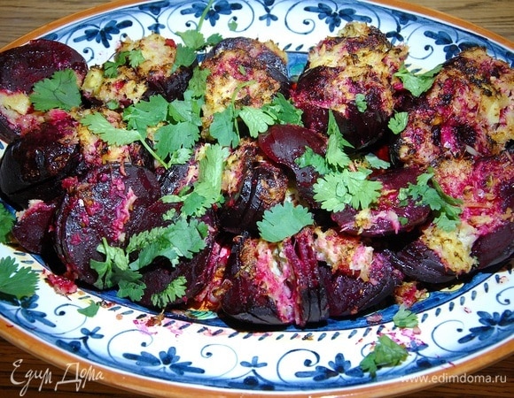 Запечь свеклу под разогретым грилем и посыпать порванной руками кинзой.