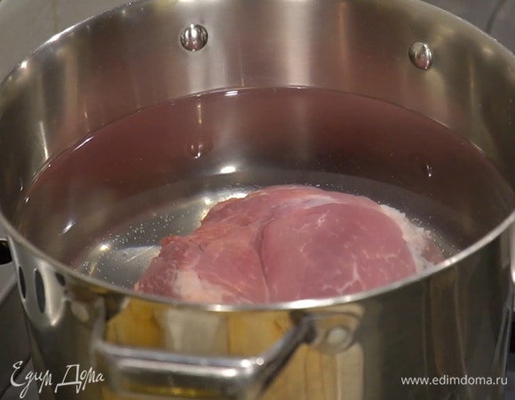 Налить холодную воду в кастрюлю, поместить на огонь, выложить окорок и довести до кипения, затем вынуть мясо из кастрюли, воду слить.