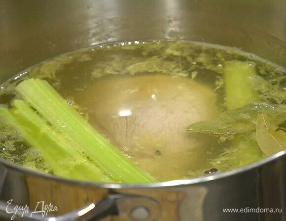 Лук и морковь почистить, морковь разрезать пополам и поместить все в чистую кастрюлю, добавить сельдерей, петрушку, лавровый лист и черный перец горошком, затем выложить окорок, влить апельсиновый сок, сидр и немного кипятка, так чтобы все было покрыто жидкостью. Варить на маленьком огне полтора часа.