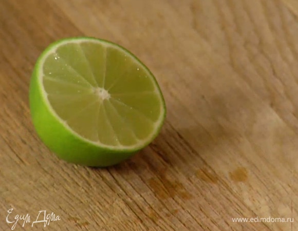 Из лаймов выжать сок.