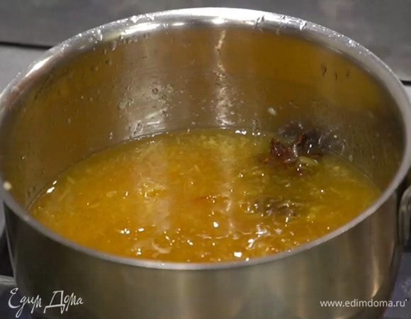 Приготовить глазурь: в сотейник влить сок лаймов, добавить имбирь, джем, сахар, бадьян, соль, прогреть все, чтобы сахар растворился, и довести до кипения.