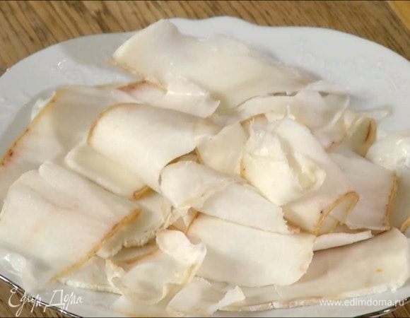 Сало нарезать ломтиками.