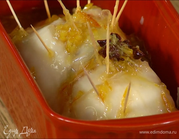 Окорок вынуть из бульона, остудить и выложить в форму для запекания, обложить кусочками сала, приколов его зубочистками к мясу, затем залить все горячей глазурью и отправить под разогретый гриль.