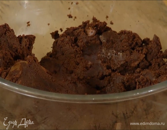 Муку, какао, разрыхлитель, соду и сахар всыпать в чашу блендера, добавить предварительно размягченное сливочное масло, яйцо, желток, ванильный экстракт, 1/4 ч. ложки морской соли и взбить все на небольшой скорости.