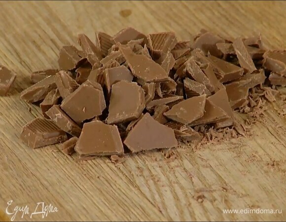 Выложить тесто в миску, добавить порубленный кусочками шоколад и вымесить руками.