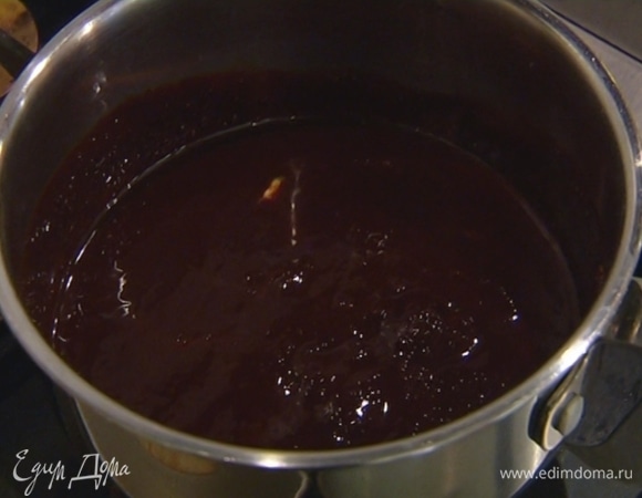 Приготовить глазурь: шоколад и сливки поместить в небольшую кастрюлю и растопить на маленьком огне.