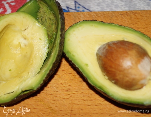 Разрежьте спелое авокадо, оно должно быть мягким. Очистите авокадо от кожуры, выньте его мякоть маленькой ложкой и положите мякоть в чашу.