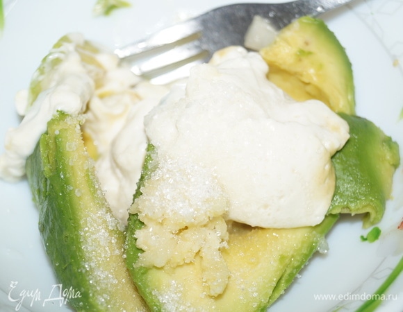 Добавьте к мякоти авокадо все ингредиенты. Огуречный рассол берите одну чайную ложку.