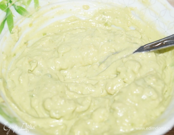 Авокадо вместе с остальными ингредиентами измельчите вилкой до однородной консистенции. Я не стала применять погружной блендер, масса получаемой пасты слишком мала для него, я старалась сохранить каждый грамм этого удивительного продукта.