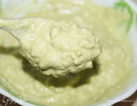 Чеснок в гуакамоле натрите на мелкой терке. Готовую пасту переложите в баночку с крышкой.