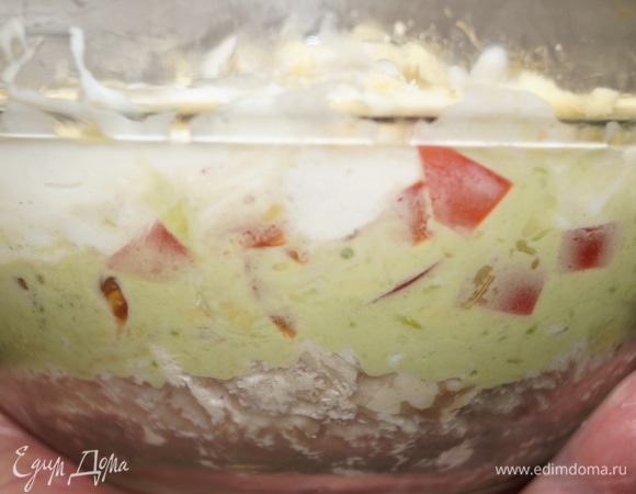 Остатками пасты я промазала слой салата с куриной грудкой вместо майонеза, новый вкус получился. Эту пасту можно хранить не более трех суток в холодильнике в баночке с крышкой.