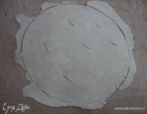 Делим тесто на 8 частей. Раскатываем каждую сразу на пергаменте для выпечки или сииконовом коврике в тонкий пласт диаметром чуть больше 20 см. Муку используем только на ту сторону, которая соприкасается со скалкой. вырезаем круг. Обрезки я выпекаю вместе с коржом и потом использую их для обсыпки. Делаем надрезы. Выпекаем при 200°C 12–14 минут. Даем полностью остыть.