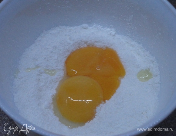Для крема смешиваем 50 г сахара, крахмал и желтки до однородной массы.