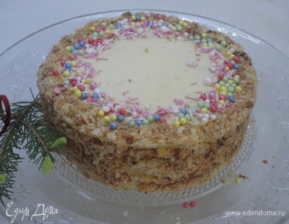 Промазываем коржи кремом. На один слой уходит 2 ст. л. крема. Коржи не придавливайте. Обрезки от коржей измельчаем в крошку и покрываем ею бока торта. Можно и верх посыпать этой же крошкой, или украшаем по своему усмотрению.