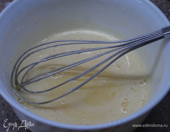 Отдельно в сотейнике смешиваем молоко, оставшийся сахар и ванильный сахар. Доводим молоко до кипения и 1/3 часть вливаем к желтковой массе. Перемешиваем до однородного состояния. Переливаем массу в сотейник к остальному молоку и ставим на минимальный огонь. Готовим, постоянно помешивая лопаткой, пока масса не загустеет. Снимаем ее с огня. Добавляем сливочное масло и перемешиваем до однородного состояния. Даем полностью остыть. Взбиваем сливки и объединяем с остывшим заварным кремом.