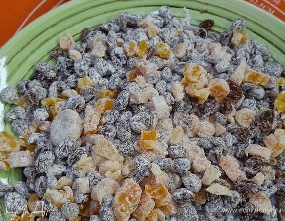 Изюм, цукаты замачиваем в роме. Сухофрукты просушить салфеткой и обвалять в муке, добавить все в тесто и вымесить.