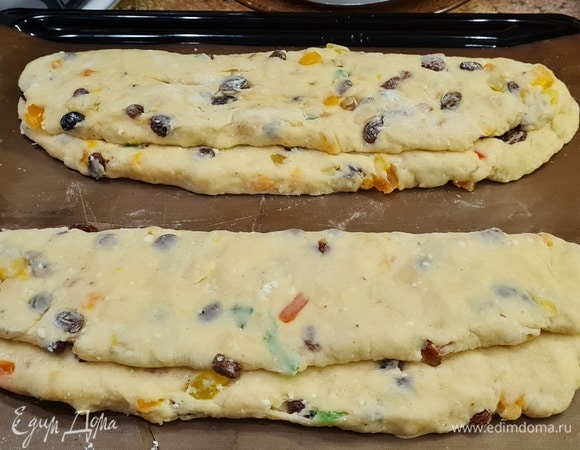 Делим тесто на 2 части. Каждую раскатываем в овал, складываем вдвое. Выложить на пергамент и выпекать при 170°C около 40–45 минут.