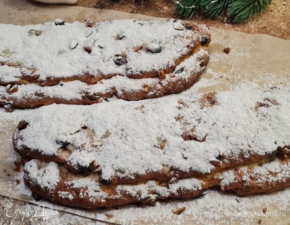 Теплый штоллен смазать растопленным сливочным маслом и обильно посыпать сахарной пудрой.