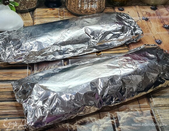 Остывший штоллен укутать в пергамент, затем в фольгу и положить в сухое место. Выдерживаем 2 недели, чтобы раскрылся вкус.