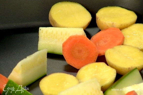 Цукини, морковь и картофель промыть и, не очищая, порезать довольно крупно.