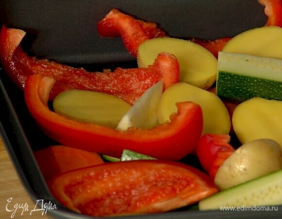 Сладкий перец, удалив плодоножку, нарезать ломтиками.