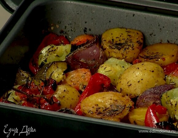 Все овощи выложить в глубокую форму, полить оливковым маслом, посыпать прованскими травами, чесноком и солью и запечь в разогретом гриле.