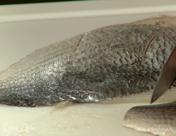 Кожу рыбы слегка надрезать наискосок, не прорезая филе насквозь.