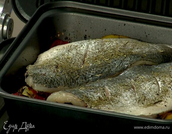 Посыпать дораду специями для рыбы со всех сторон, посолить, и выложить в форму на овощи, затянуть сверху фольгой и запекать в гриле еще 5‒7 минут.