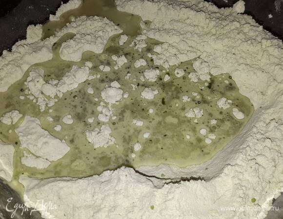 Для детрампа протрите муку с маслом и чаем матча. Влейте воду, уксус и добавьте соль, начните замешивать тесто.