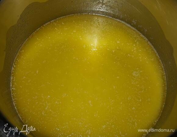 Растопите масло и добавьте к тесту. Соберите в шар.