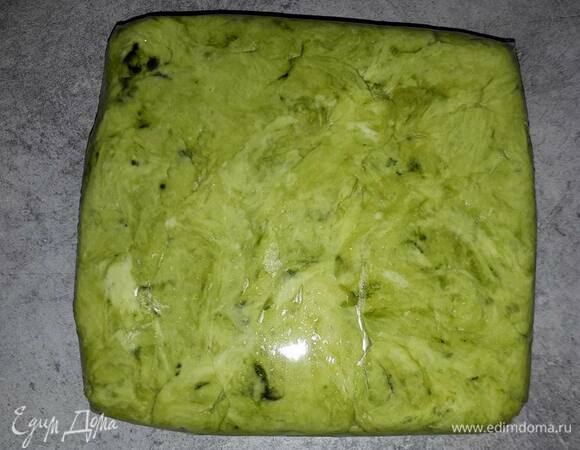 Сформируйте квадрат примерно 13 см шириной, заверните в пищевую пленку и уберите в холодильник на 2 часа.