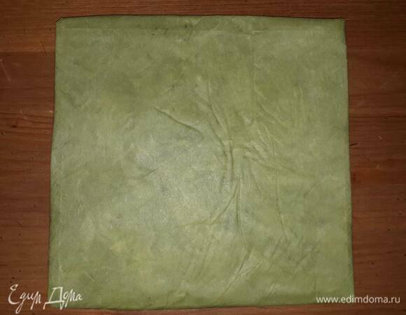 Накройте бумагой и при помощи скалки раскатайте тесто, чтобы оно заполнило бумажный квадрат. Уберите в холодильник на час.