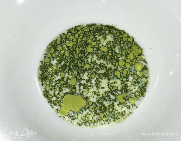 Пока тесто в холодильнике, можно сделать крем. Взбейте матчу в небольшом количестве молока.