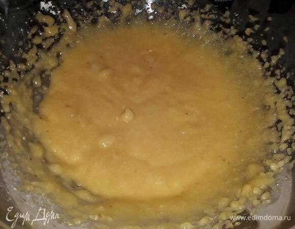 Взбейте желток с сахаром и крахмалом.