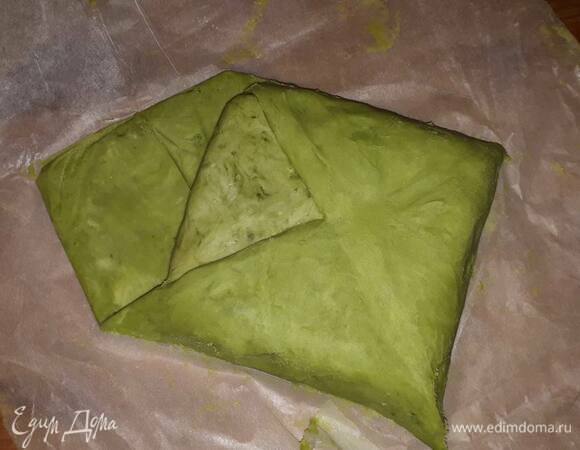 Когда тесто заморозится, положите детрамп в центр патона и заверните края конвертиком. Хорошо замажьте все щелочки. Уберите в холодильник еще на час.